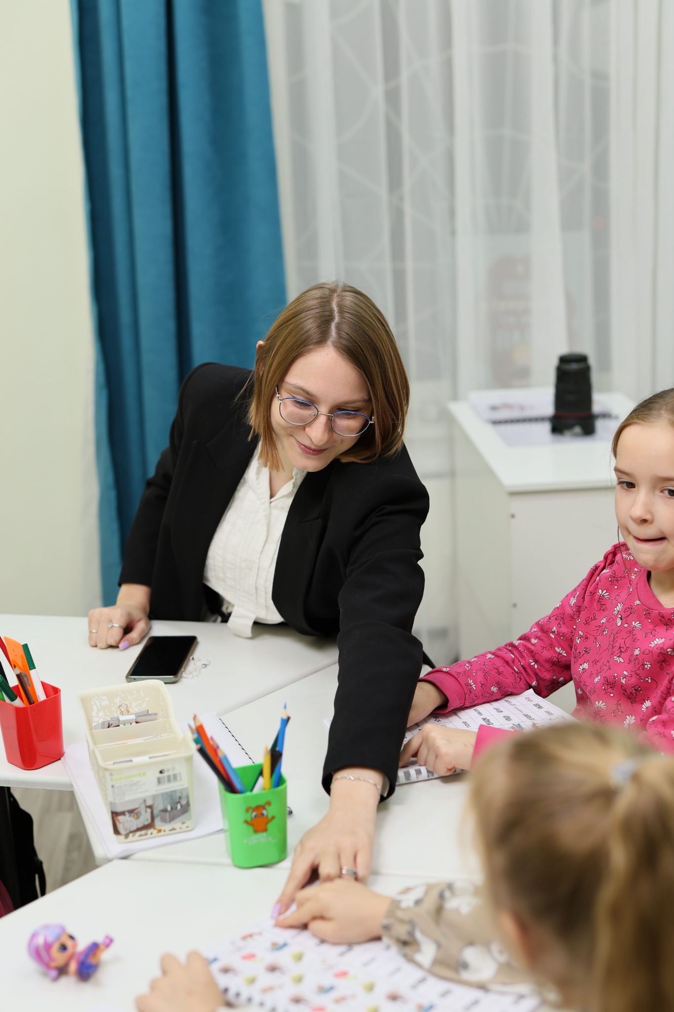 Педагог помогает детям на занятии