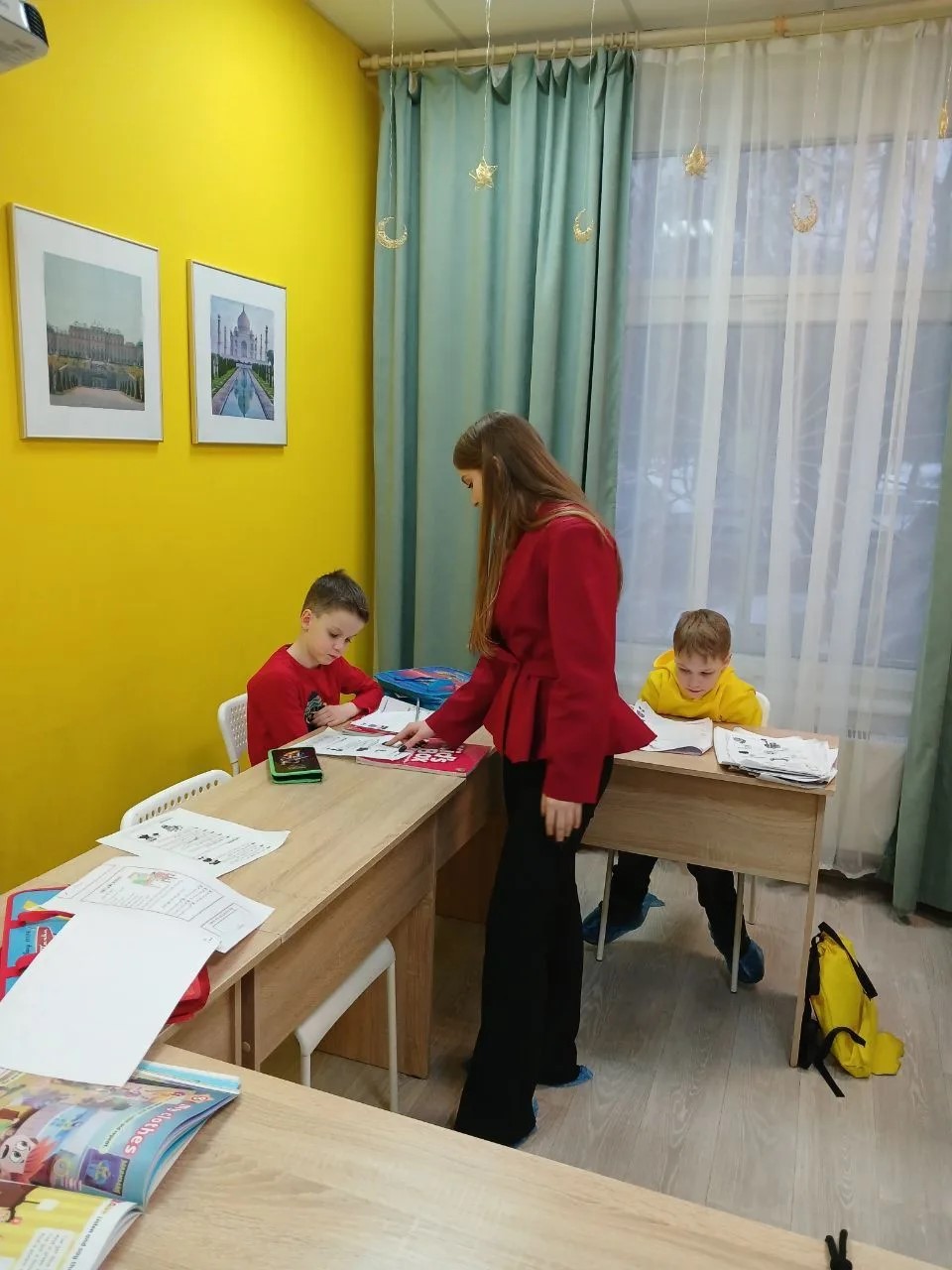 Педагог проводит занятие английским